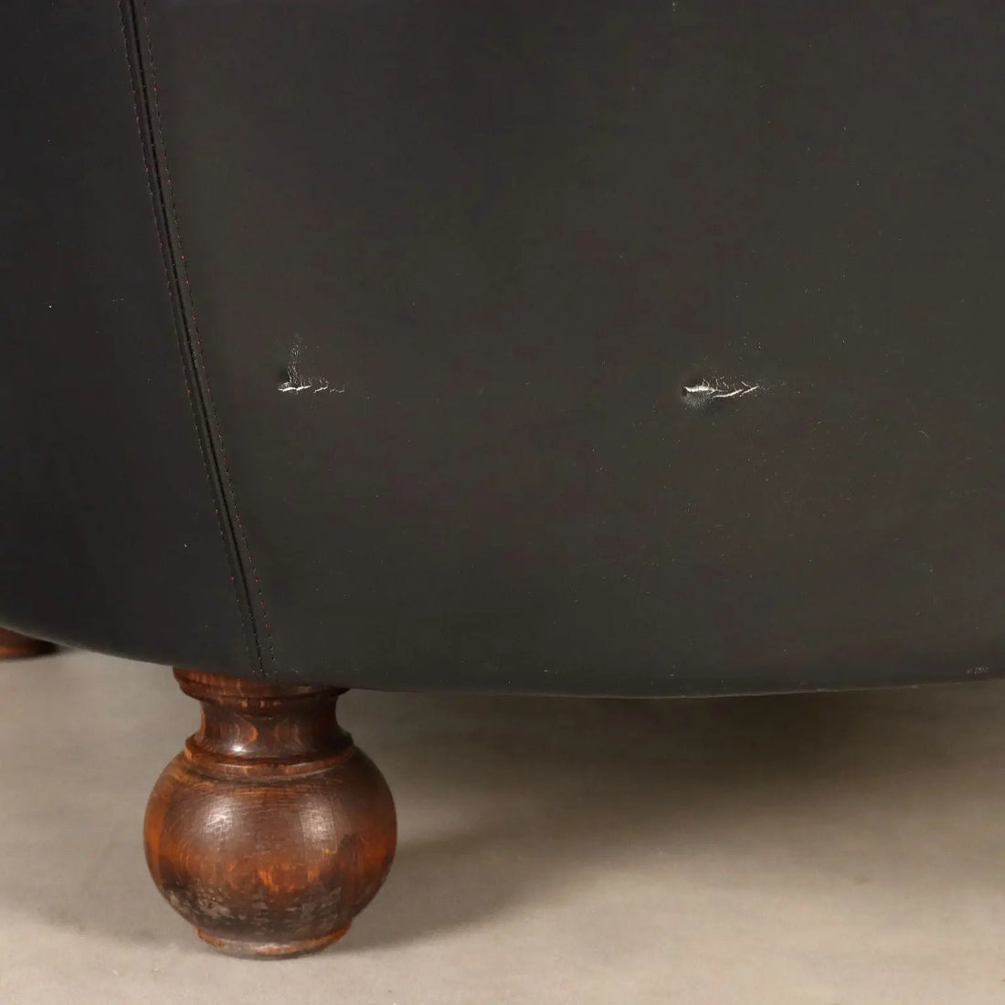 Antique Chesterfield Armchairs Capitonné Leather XX Century