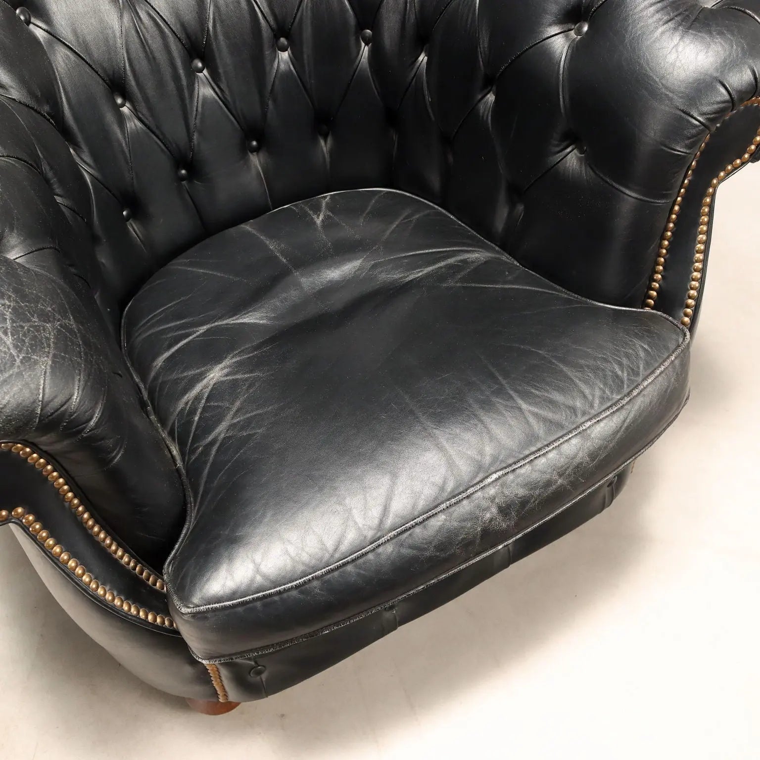 Antique Chesterfield Armchairs Capitonné Leather XX Century