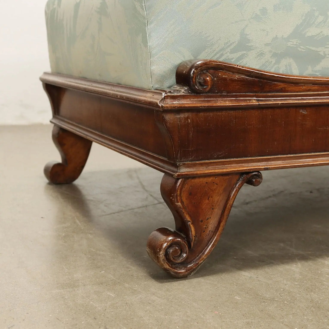 Walnut Dormeuse - Italy Mid-19th Century