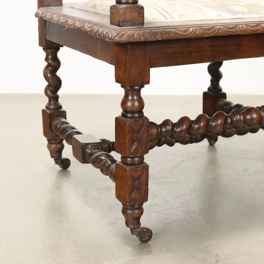 Neo-Renaissance Oak Armchair - England 19th Century