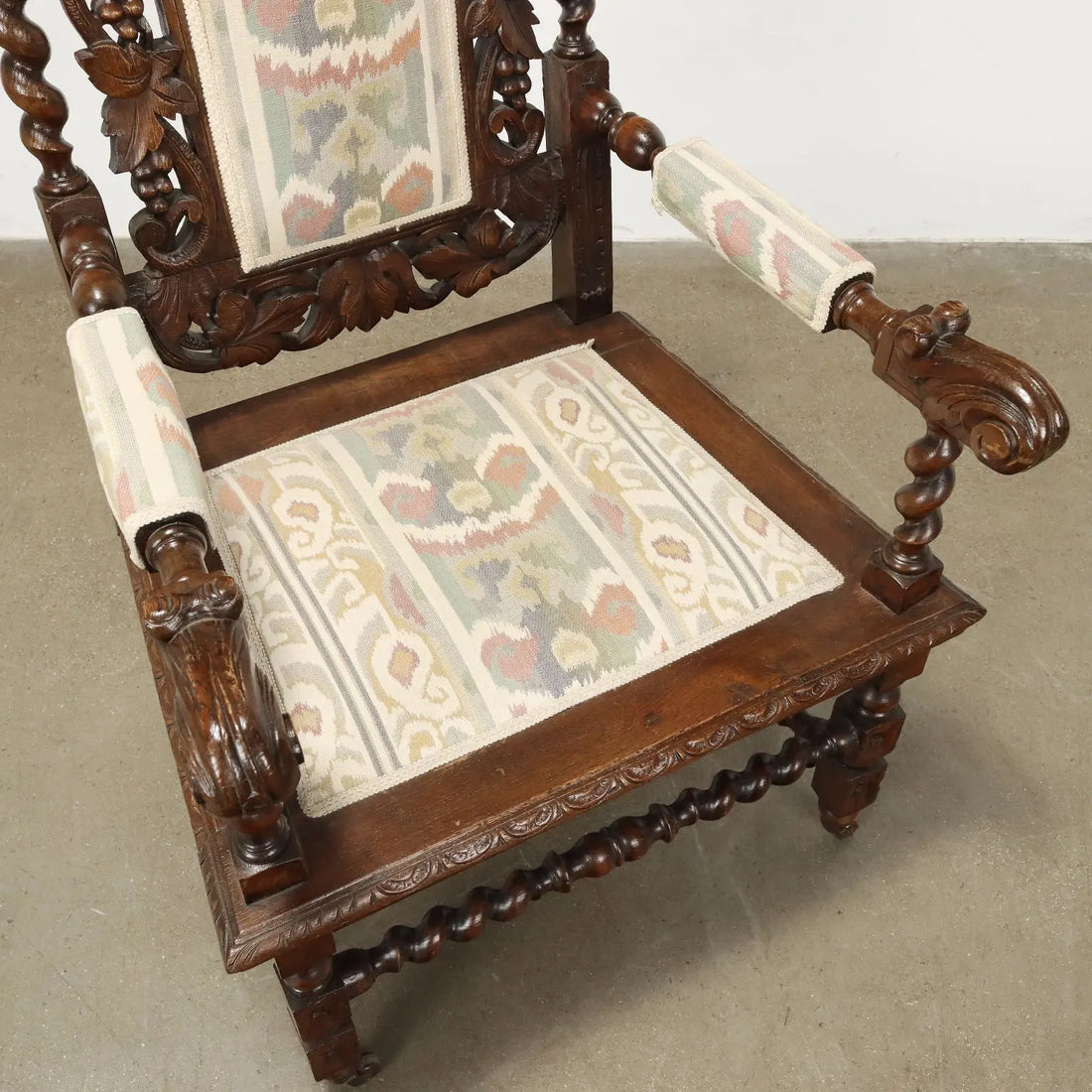 Neo-Renaissance Oak Armchair - England 19th Century