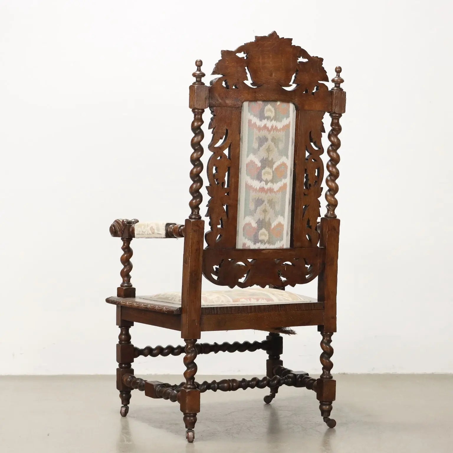 Neo-Renaissance Oak Armchair - England 19th Century