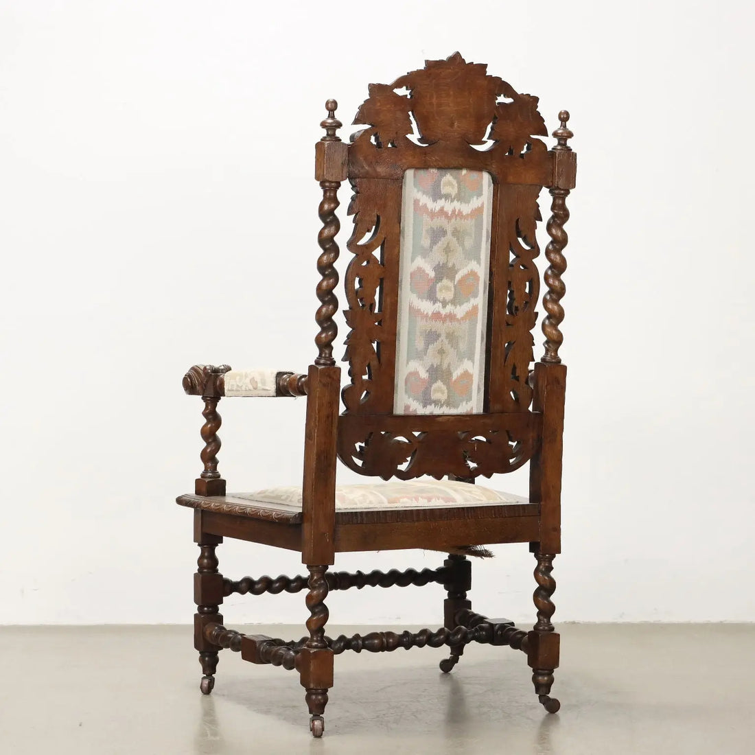 Neo-Renaissance Oak Armchair - England 19th Century