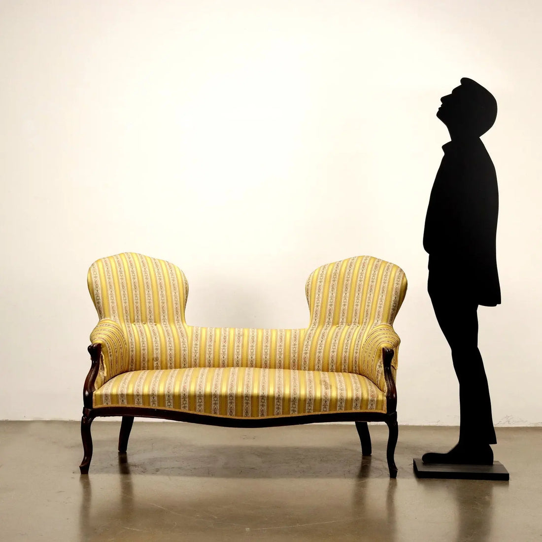Luigi Filippo Settee in Walnut - Mid 19th Century