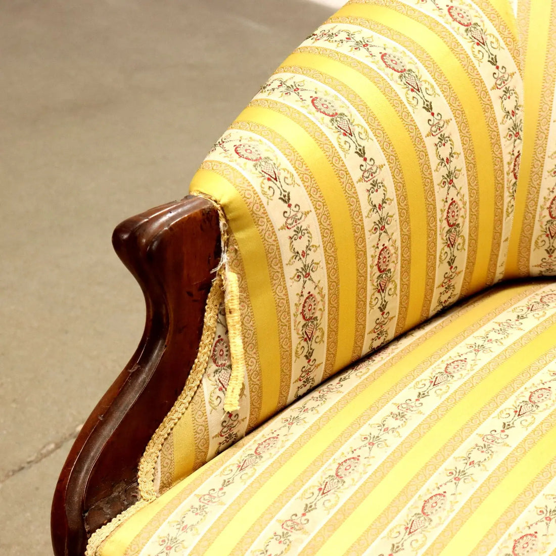 Luigi Filippo Settee in Walnut - Mid 19th Century