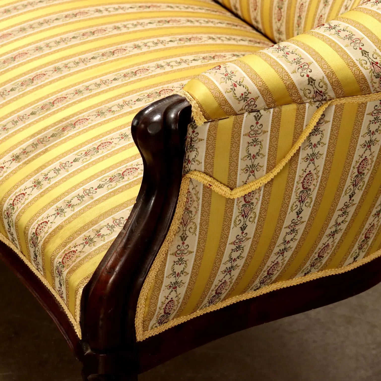 Luigi Filippo Settee in Walnut - Mid 19th Century
