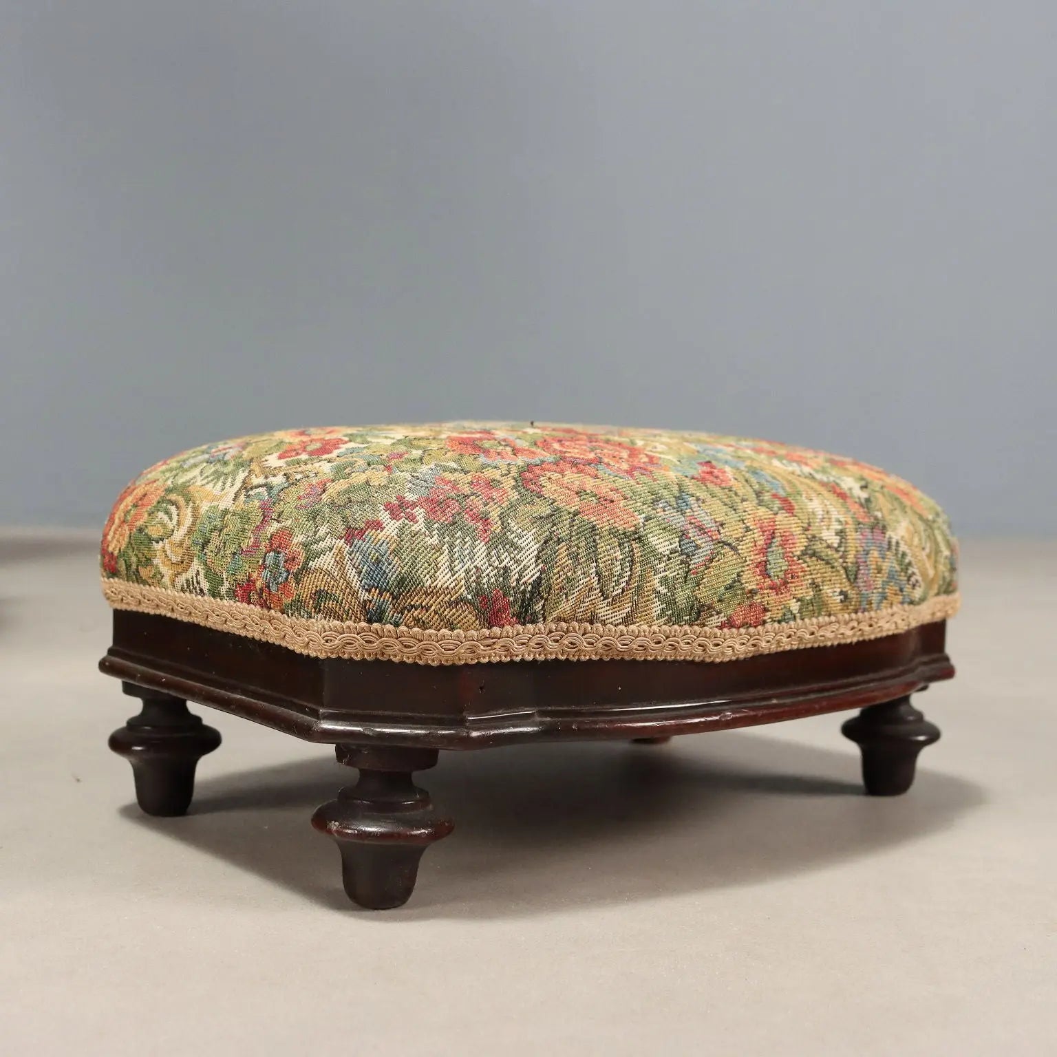 Antique Victorian Armchair with Pouf Fabric England XIX Century - England, Mid XIX Century | Antiques | Seating