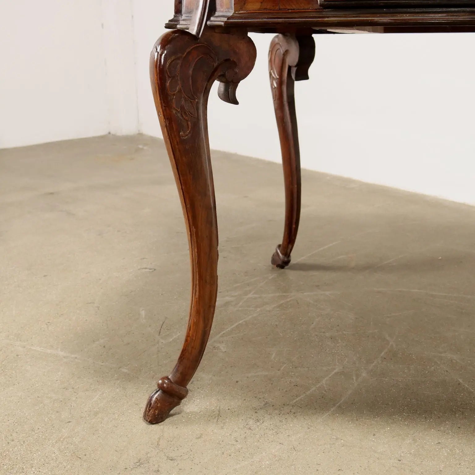 Lombard Barocchetto Desk in Walnut Burl