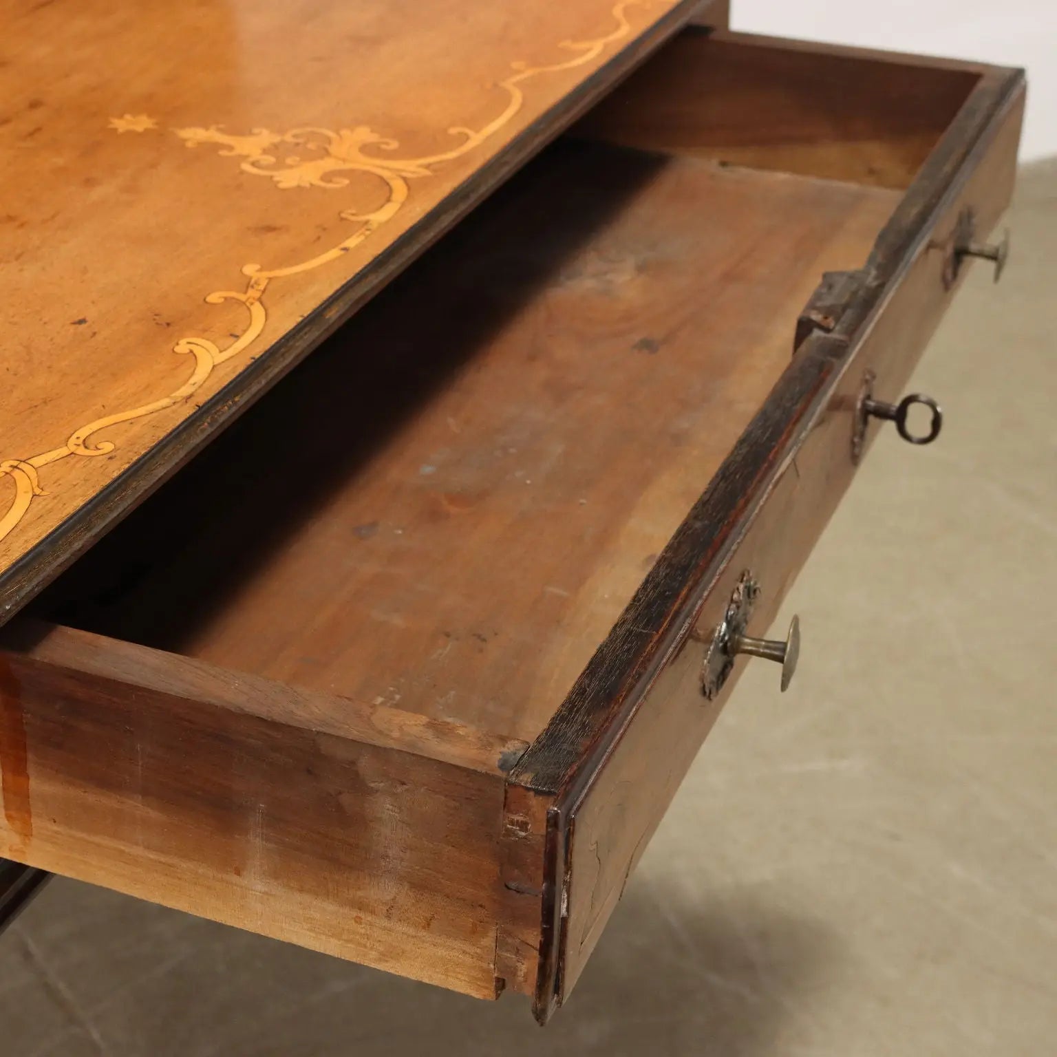 Lombard Barocchetto Desk in Walnut Burl