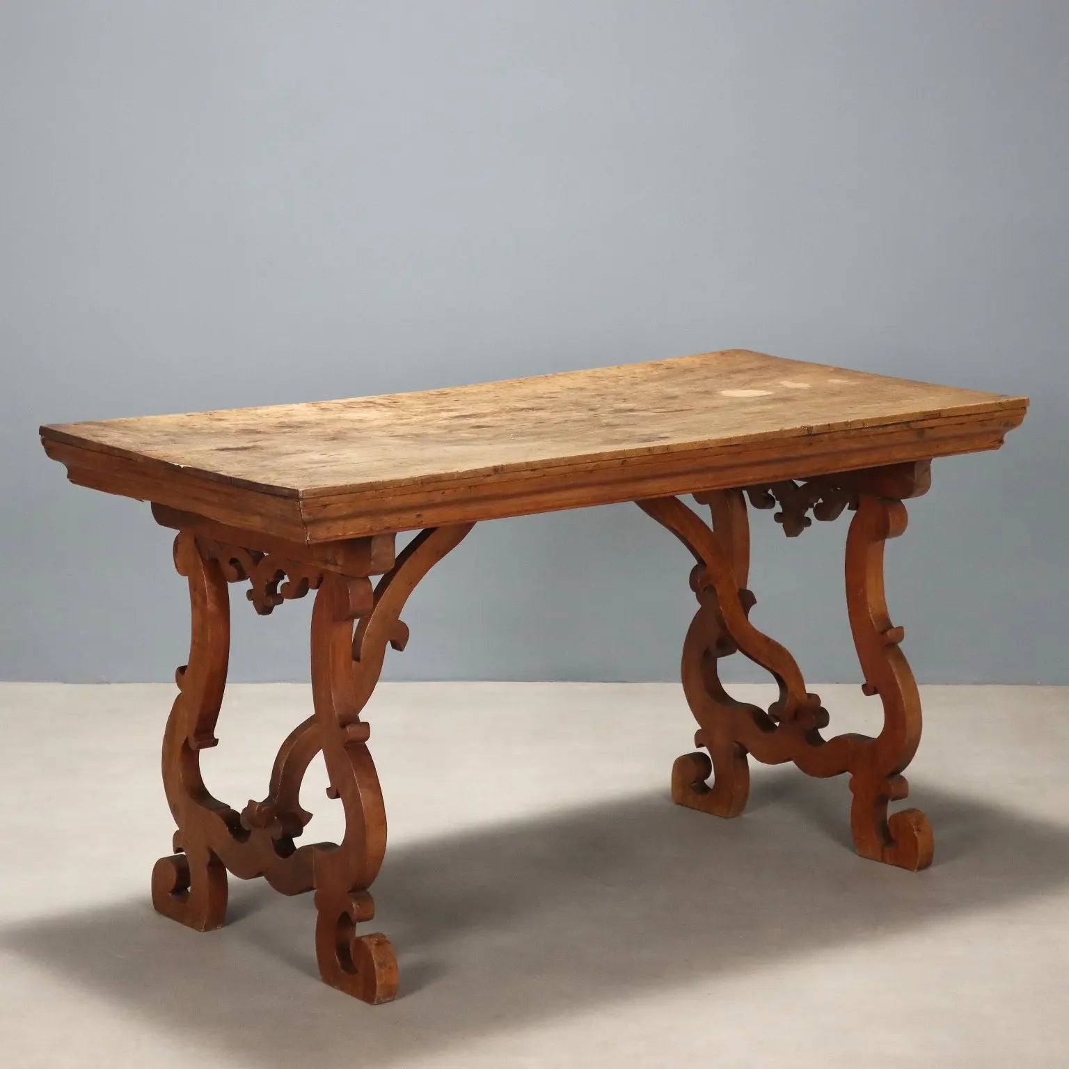 Fratino Table in Walnut - Italy 19th Century