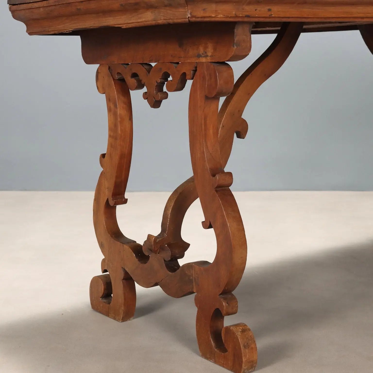 Fratino Table in Walnut - Italy 19th Century