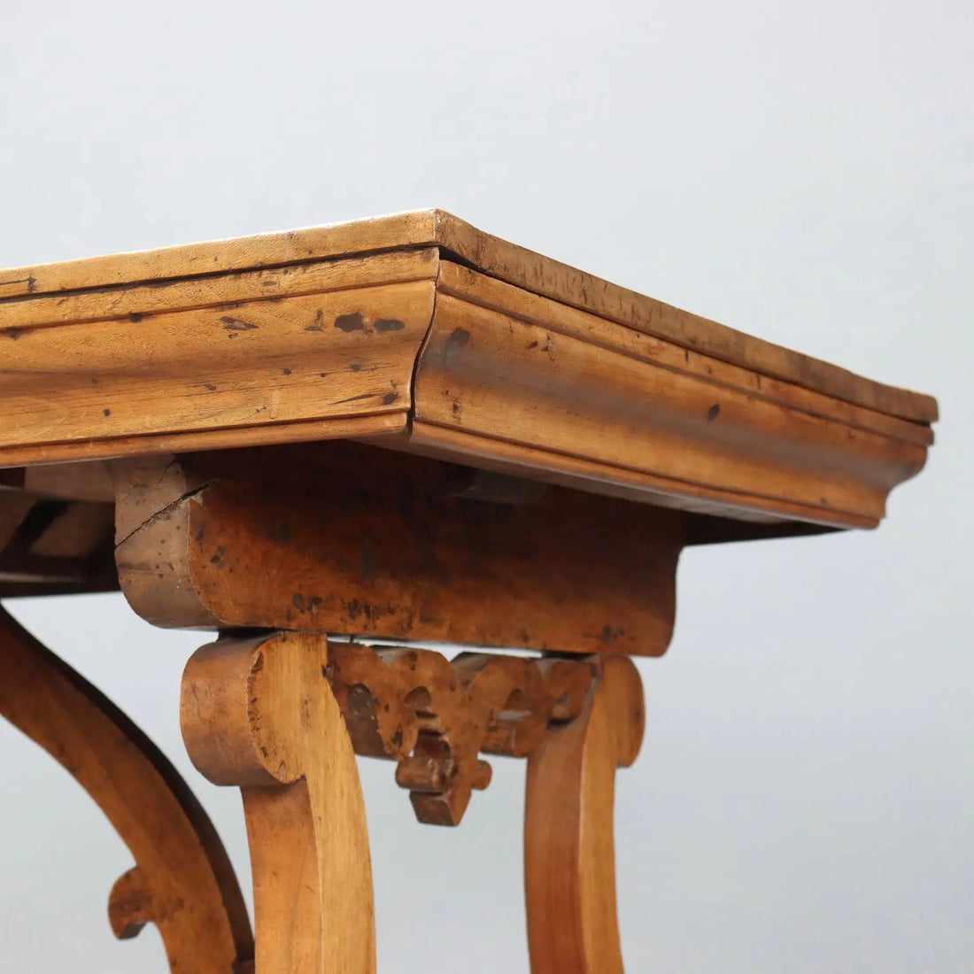 Fratino Table in Walnut - Italy 19th Century