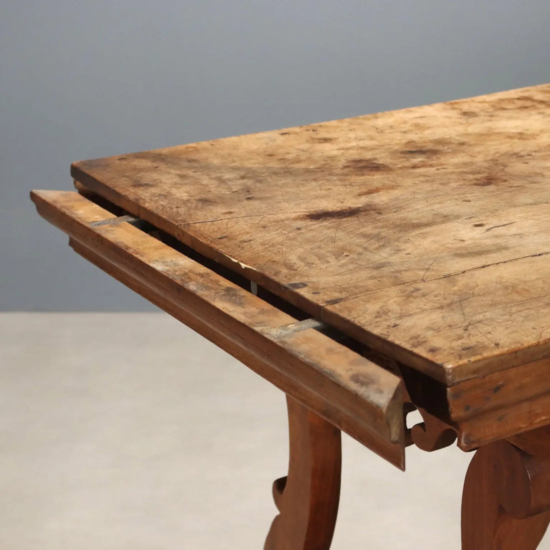 Fratino Table in Walnut - Italy 19th Century