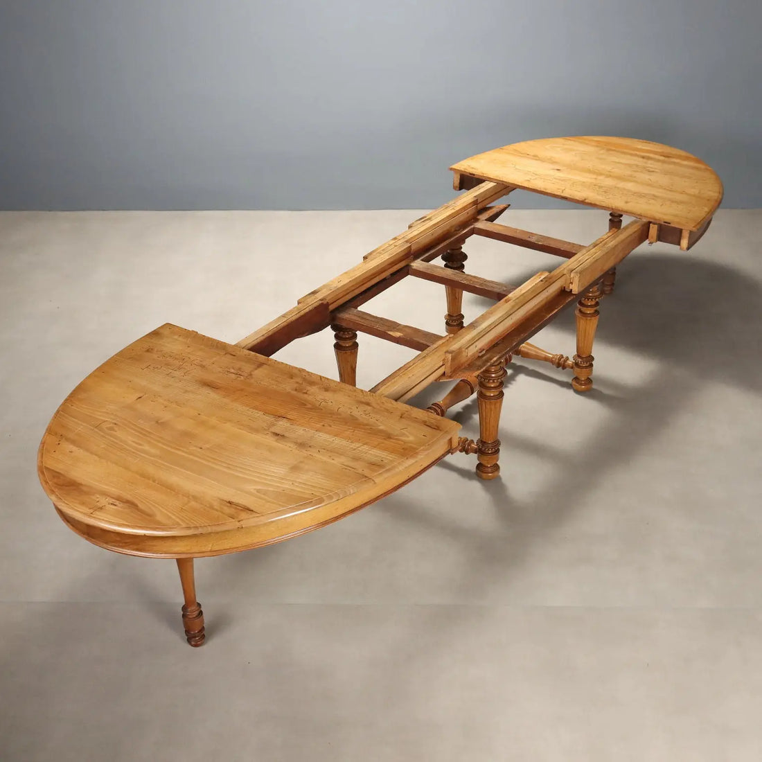 Extendable Walnut Table - Italy 19th Century