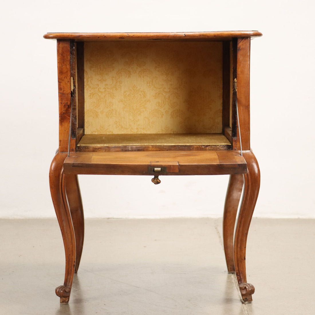  | Antiques  Side & Coffee Tables