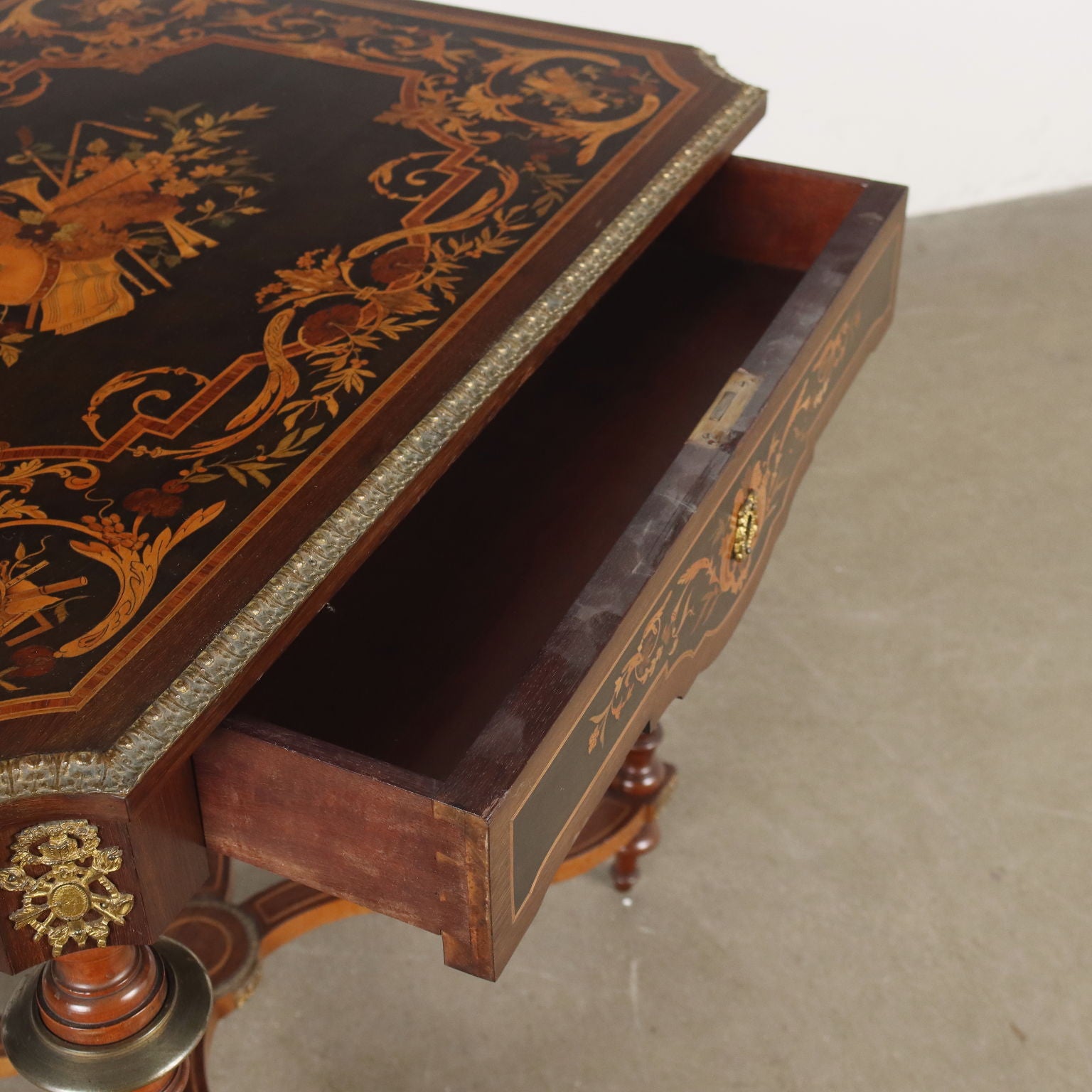  | Antiques  Side & Coffee Tables