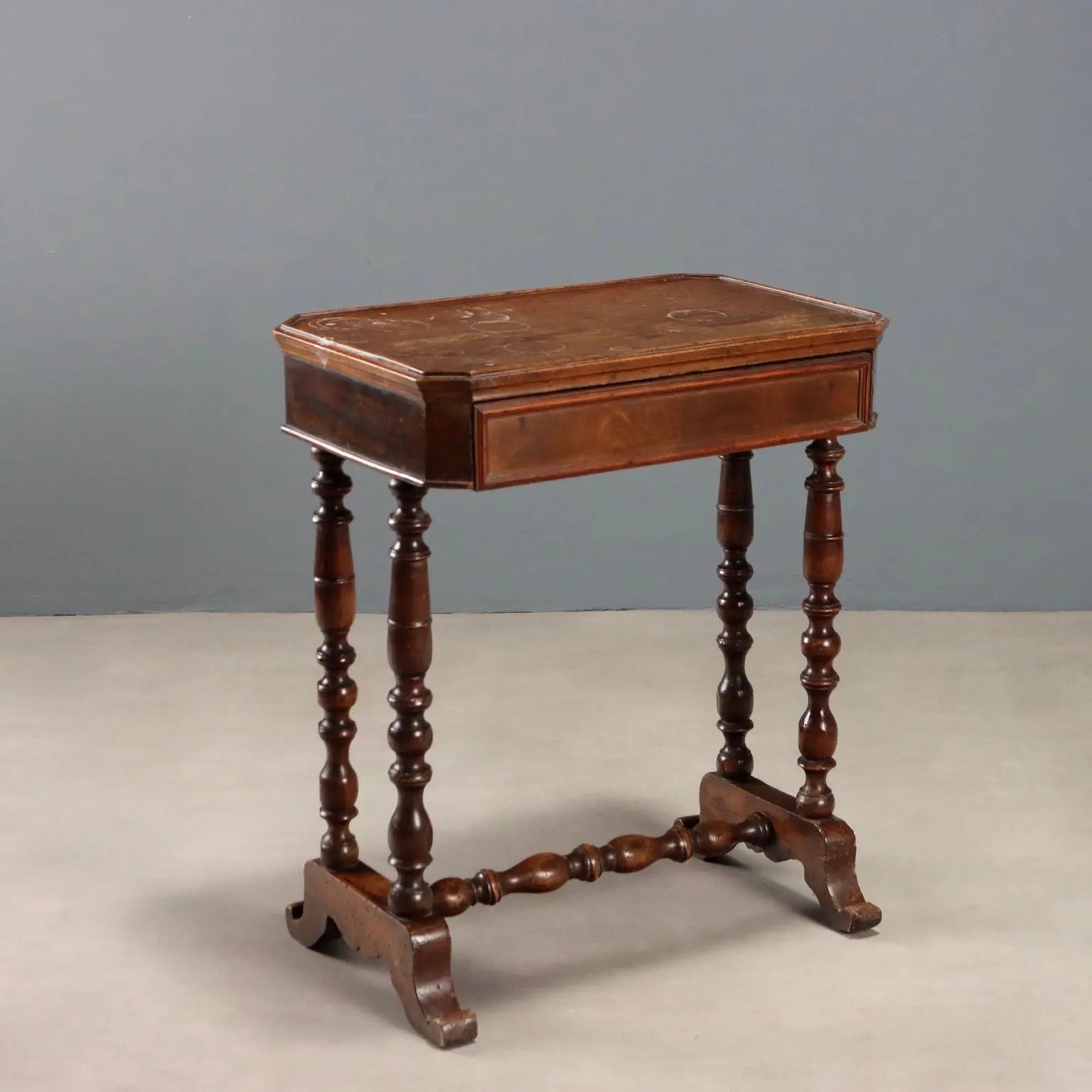 Work Table in Walnut - Italy 19th Century