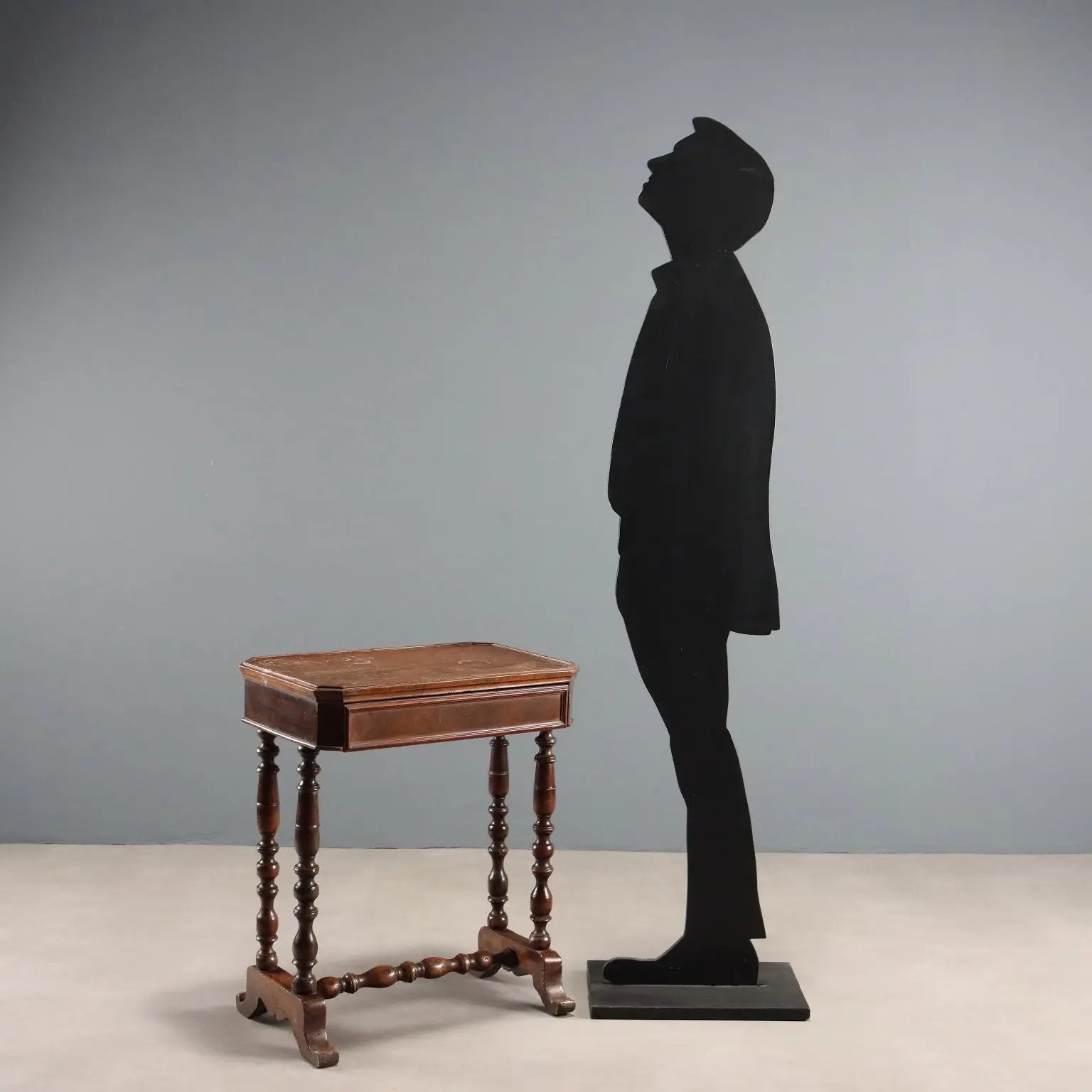 Work Table in Walnut - Italy 19th Century