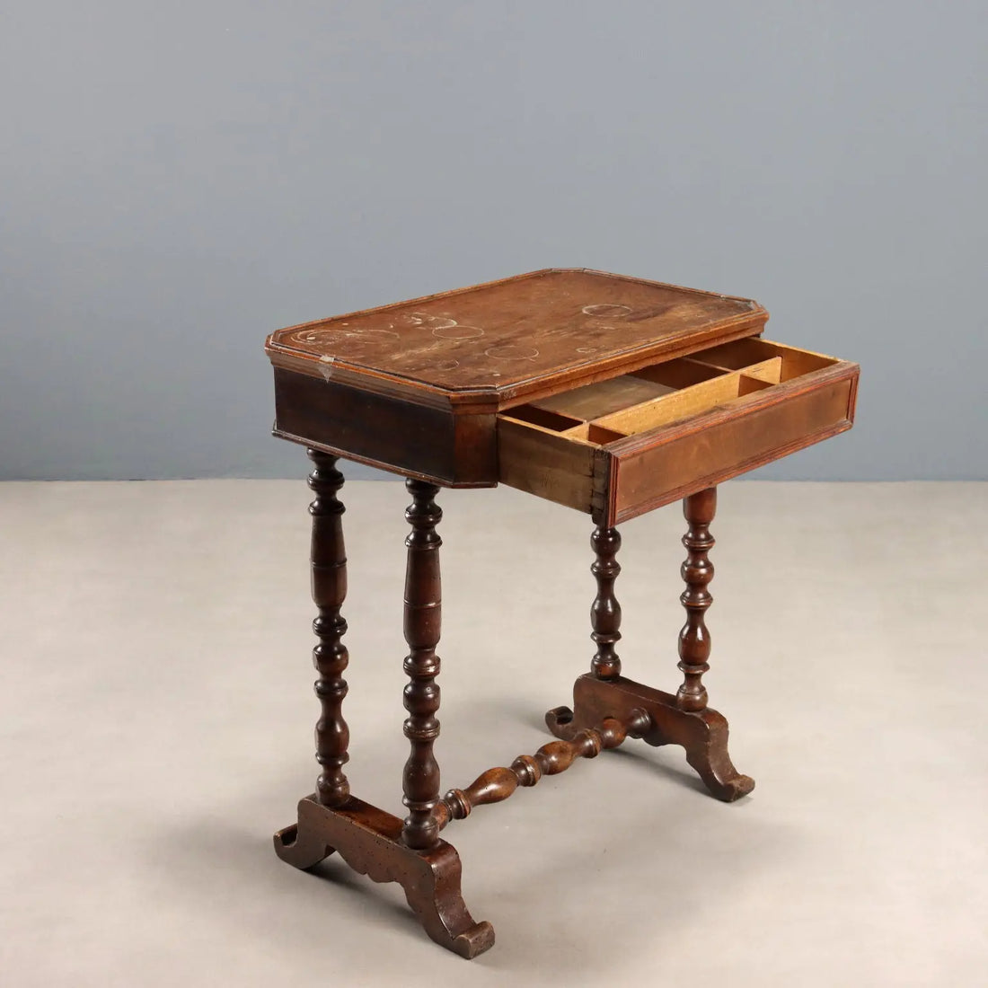 Work Table in Walnut - Italy 19th Century