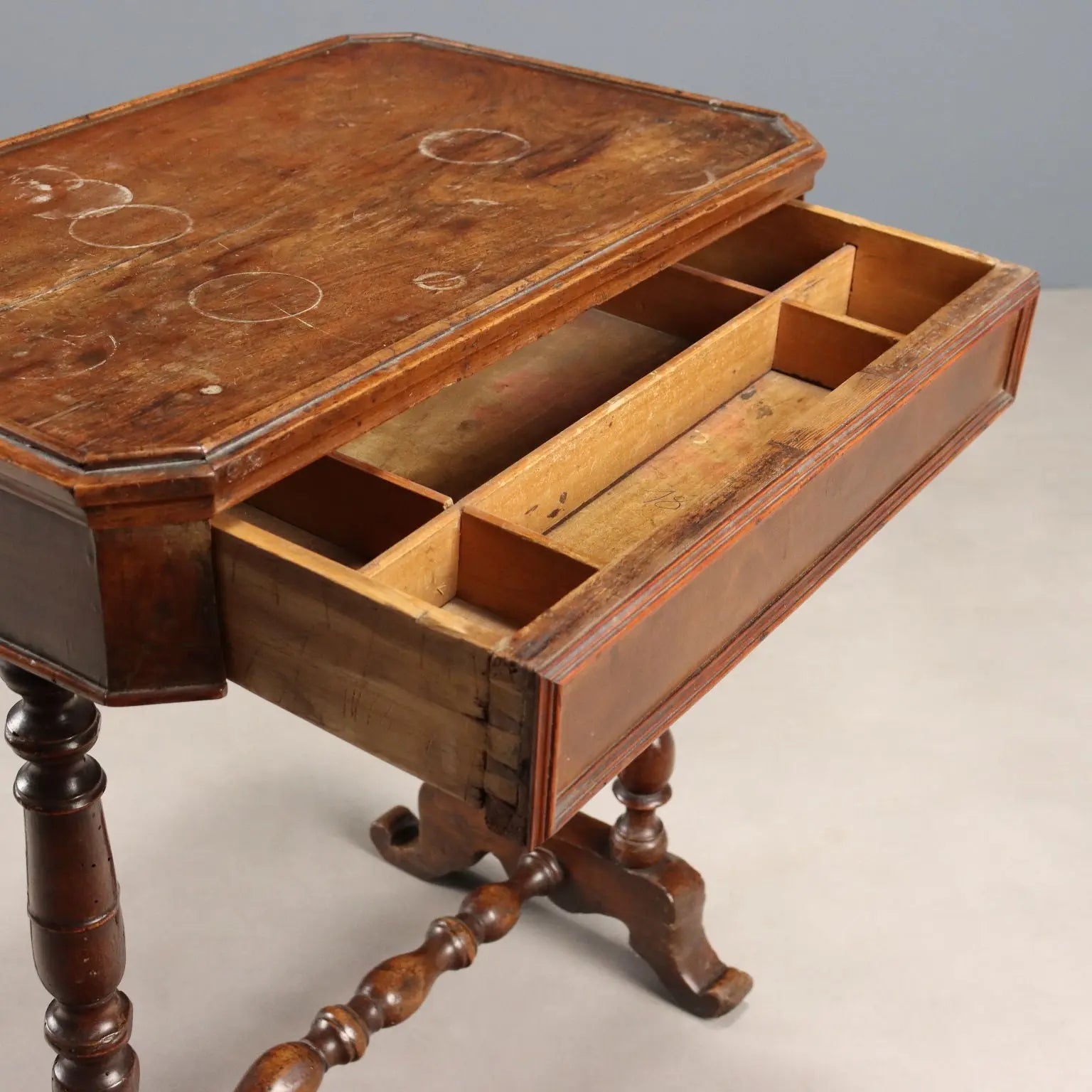 Work Table in Walnut - Italy 19th Century