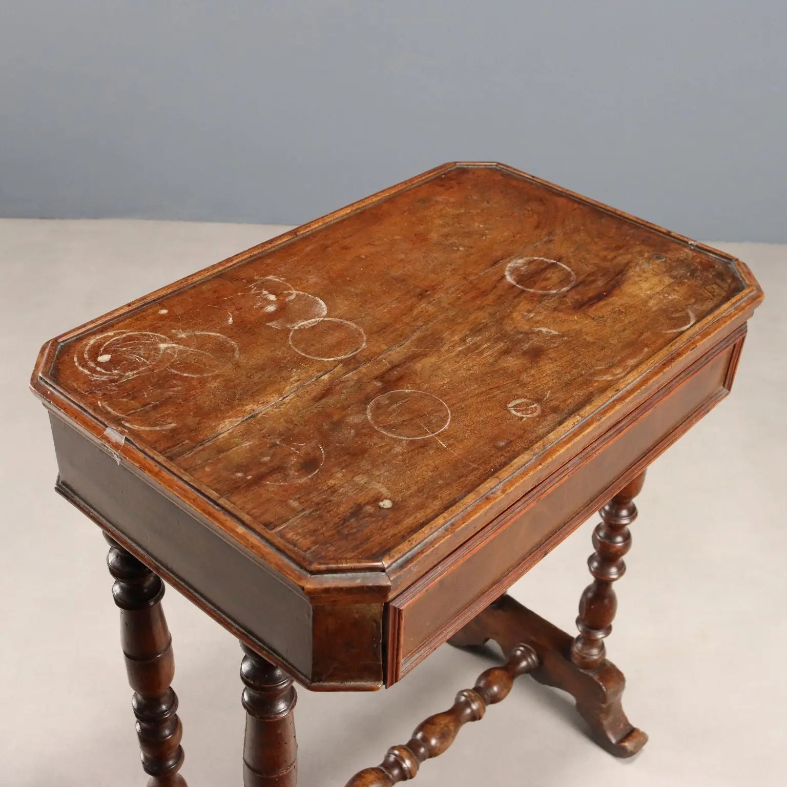 Work Table in Walnut - Italy 19th Century