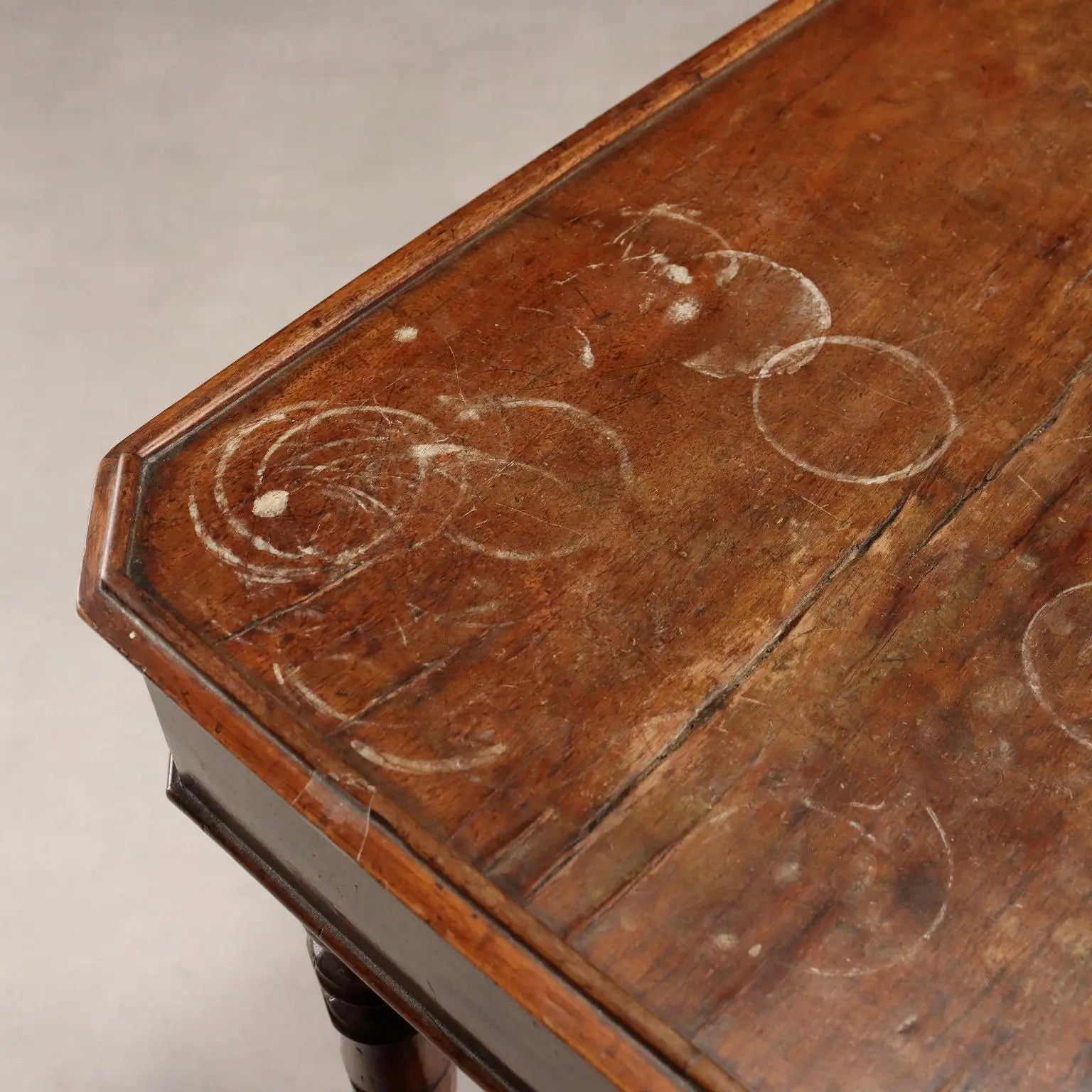 Work Table in Walnut - Italy 19th Century