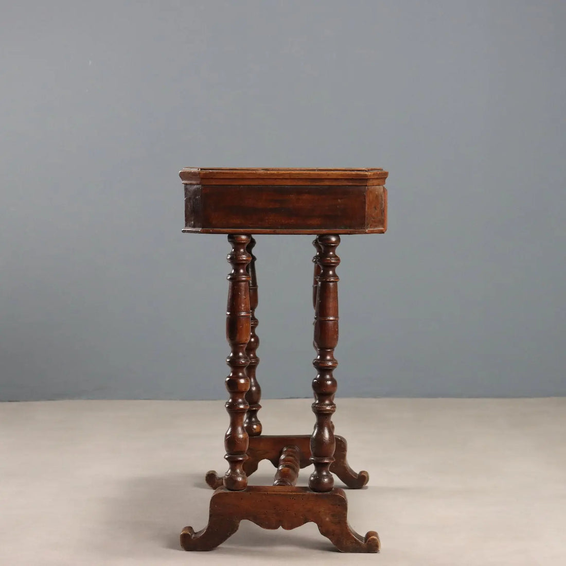 Work Table in Walnut - Italy 19th Century