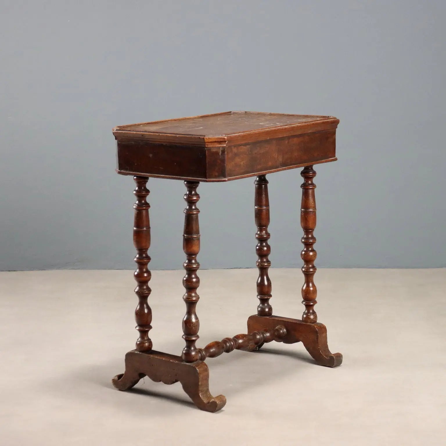 Work Table in Walnut - Italy 19th Century