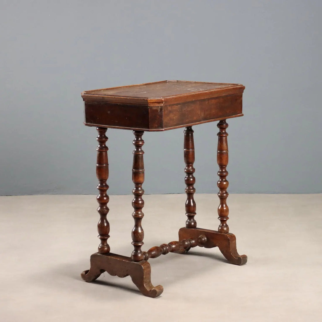Work Table in Walnut - Italy 19th Century