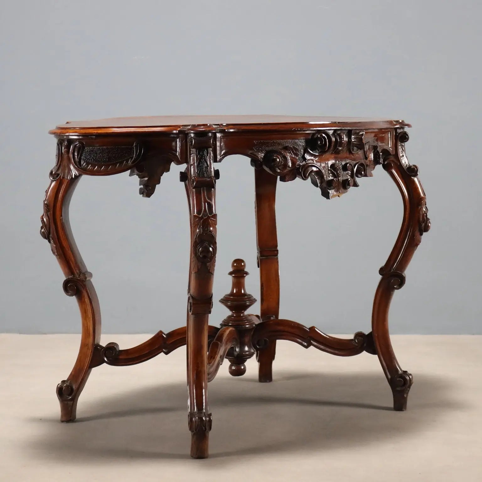 Luigi Filippo Walnut Table - 19th Century Italy