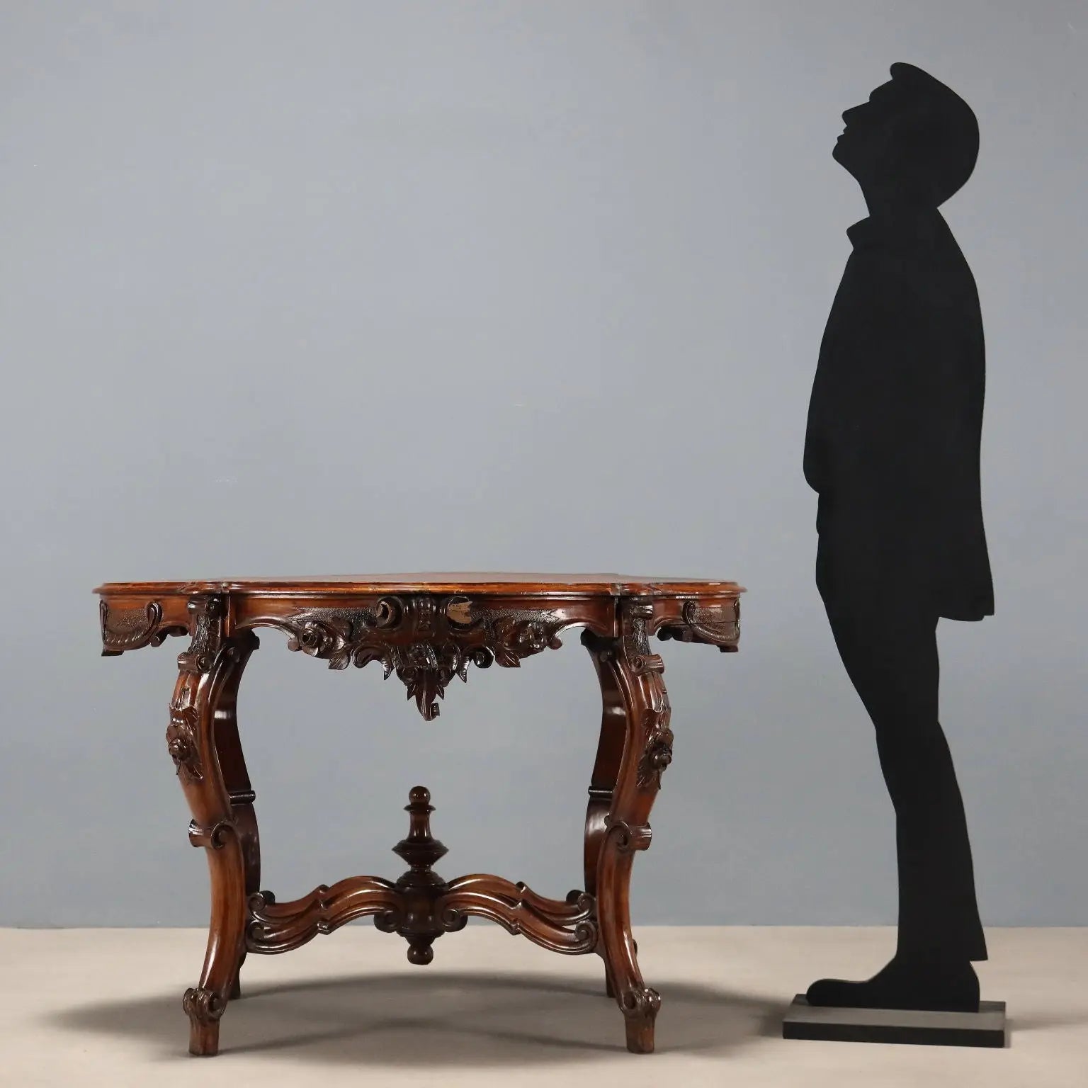 Luigi Filippo Walnut Table - 19th Century Italy