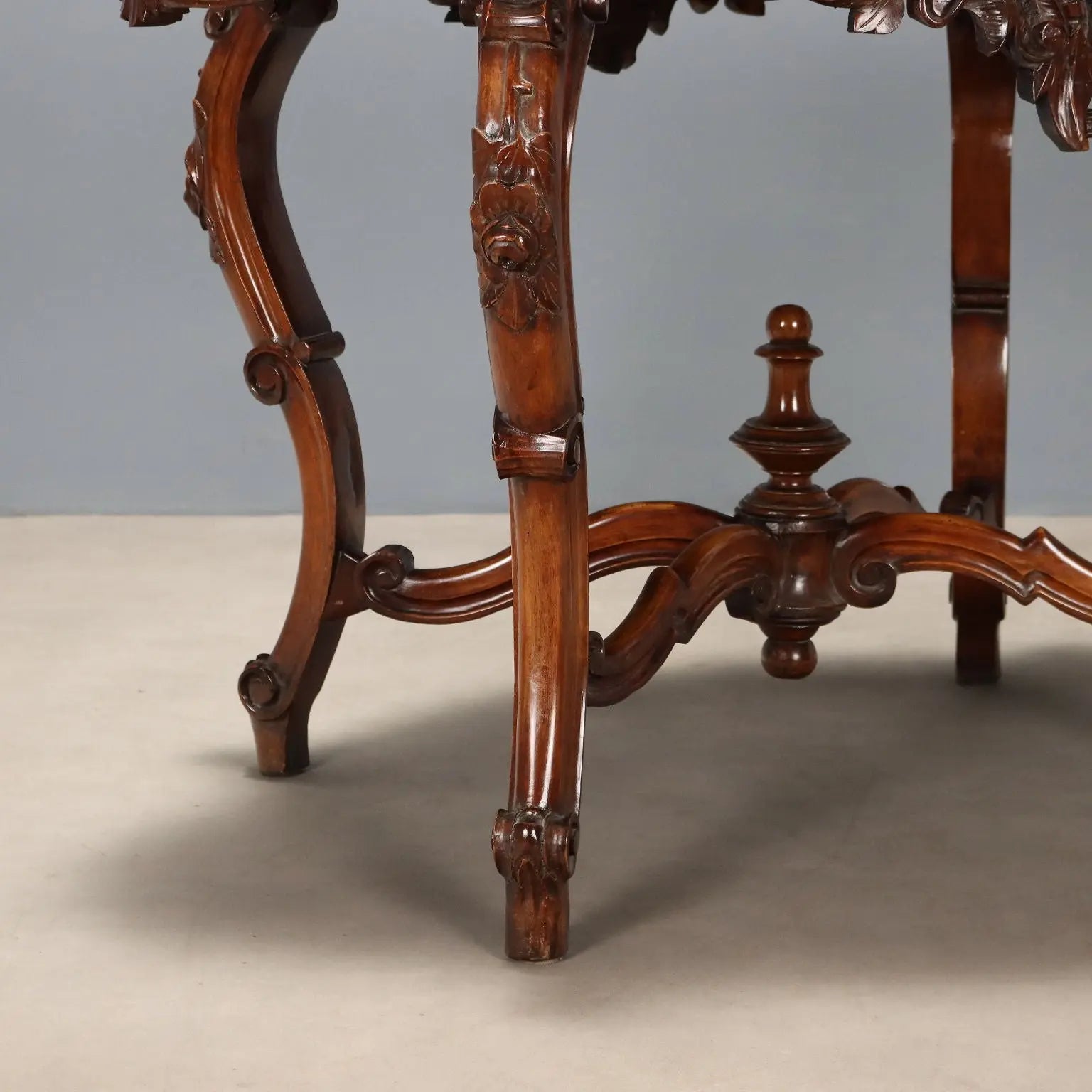 Luigi Filippo Walnut Table - 19th Century Italy