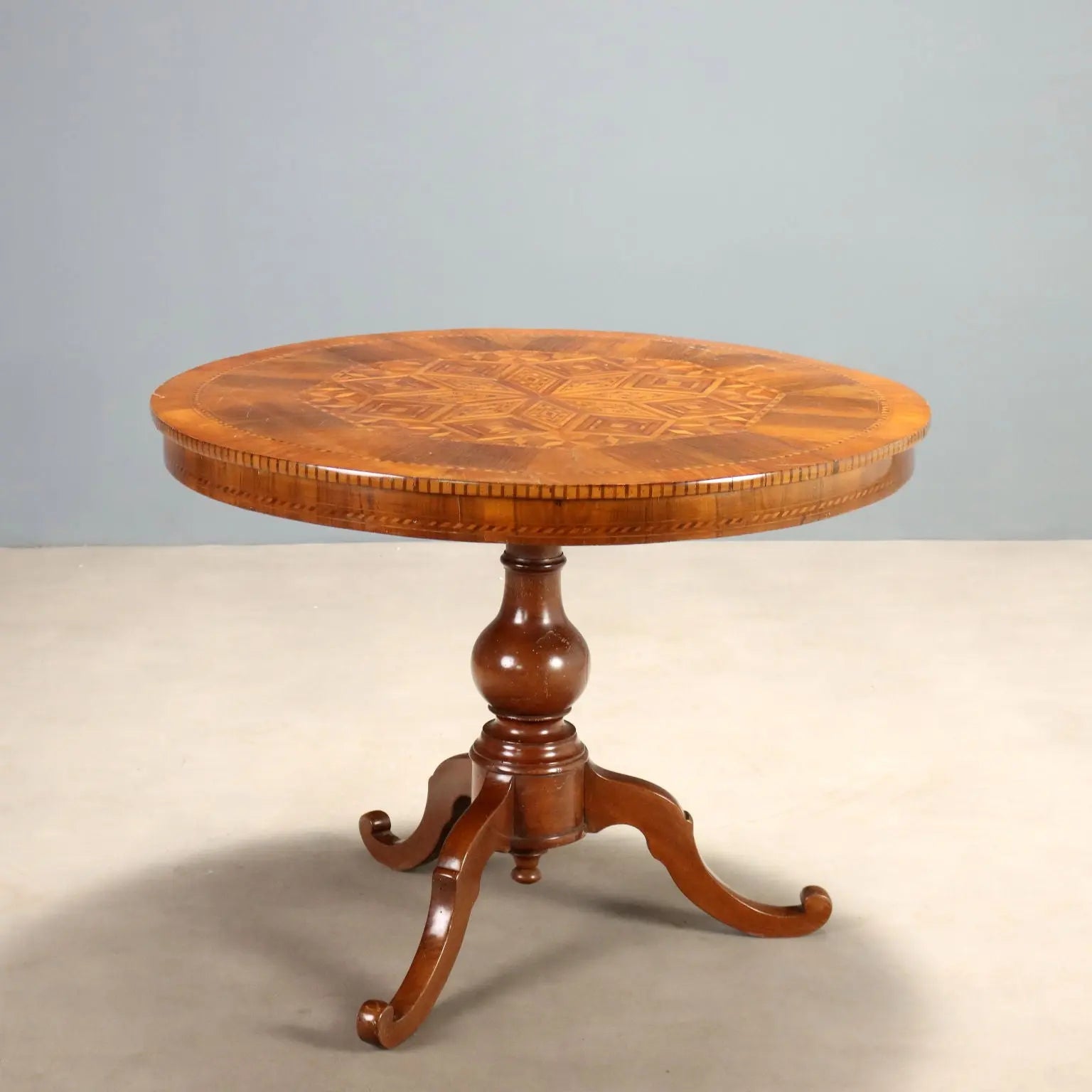 Antique Round Table Walnut Baluster-Shaped Feet Italy XIX Century