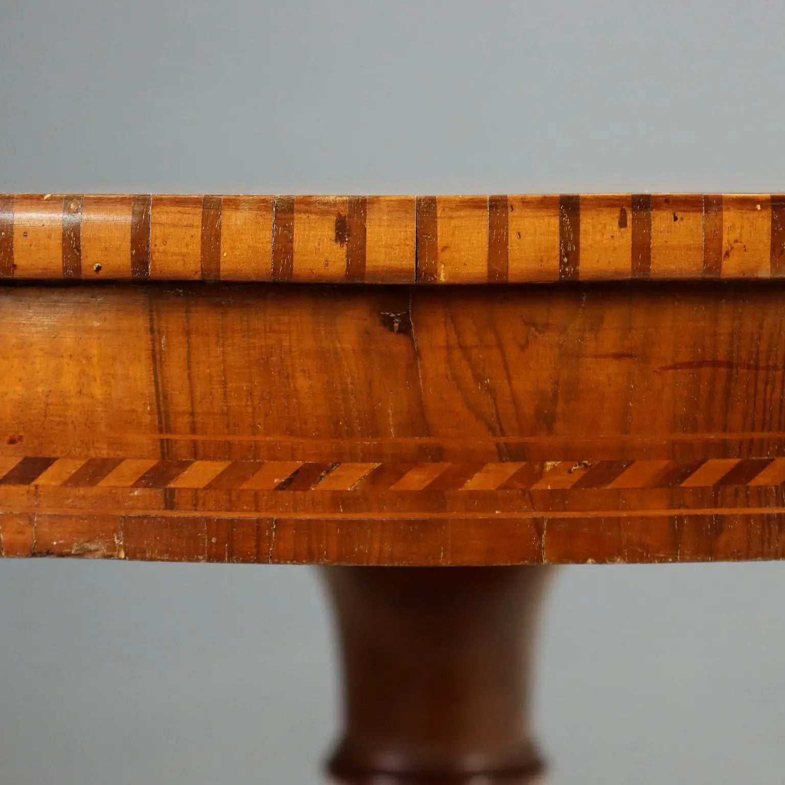 Antique Round Table Walnut Baluster-Shaped Feet Italy XIX Century
