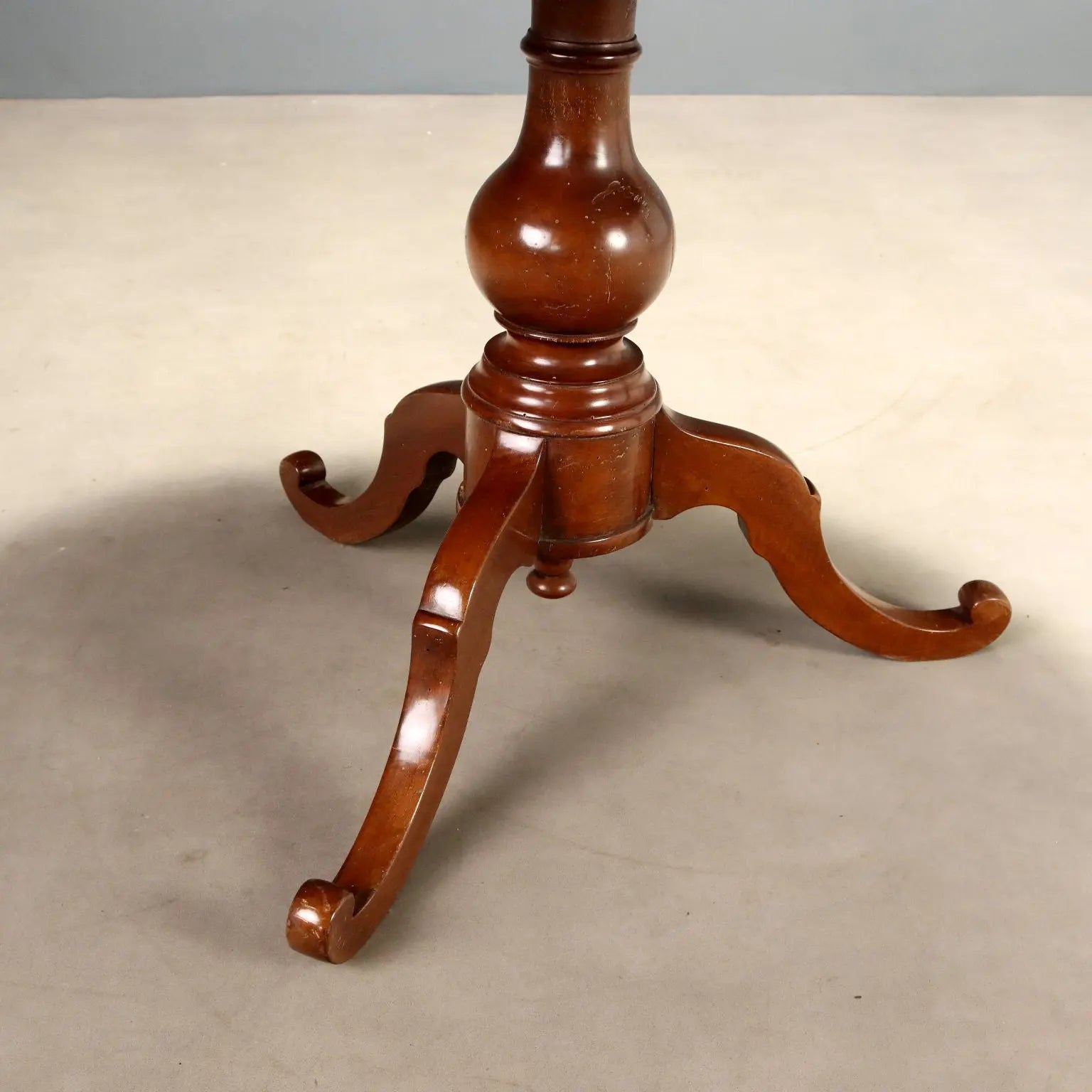 Antique Round Table Walnut Baluster-Shaped Feet Italy XIX Century