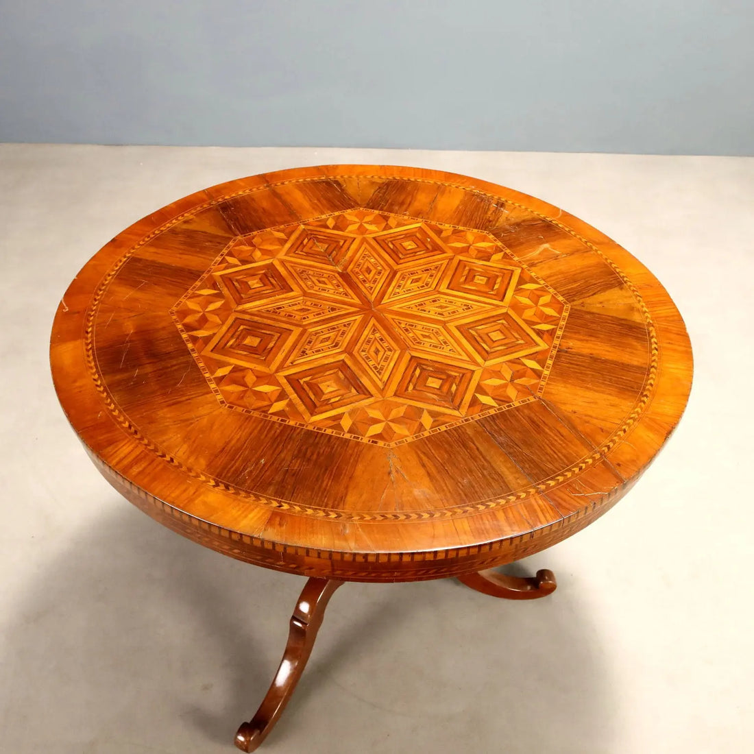 Antique Round Table Walnut Baluster-Shaped Feet Italy XIX Century