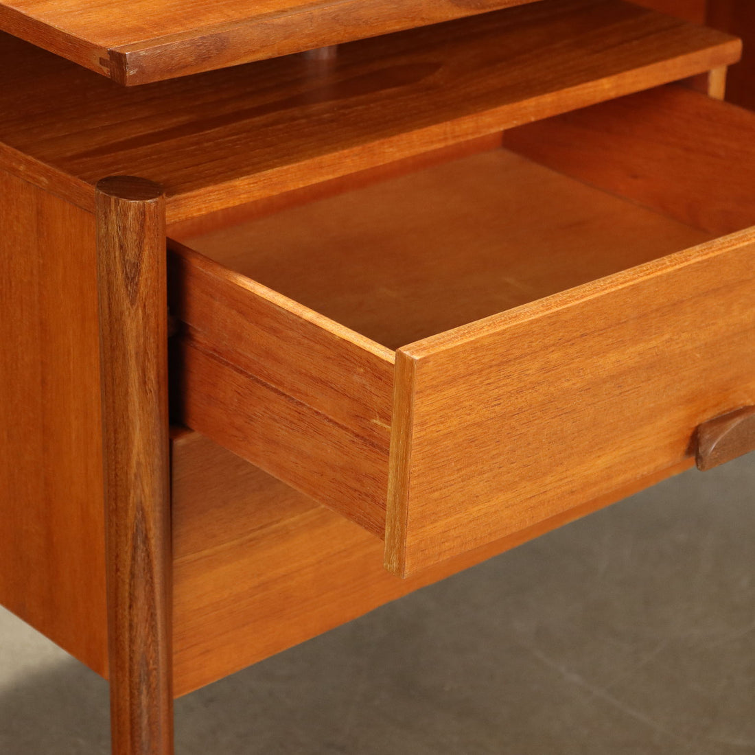  | Modernism  Furnitures