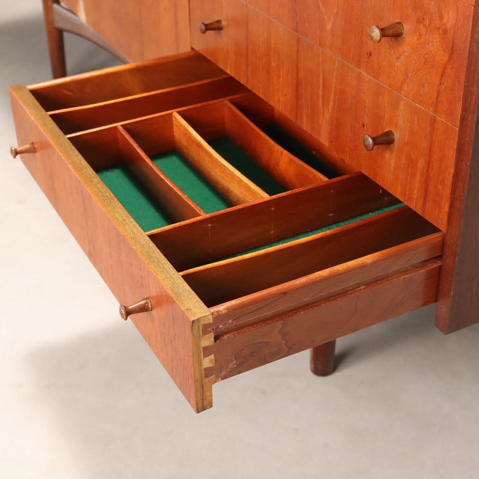 Vintage Sideboard Teak Veneer Design Italy 1960s - To be Restored | Modernism | Furnitures
