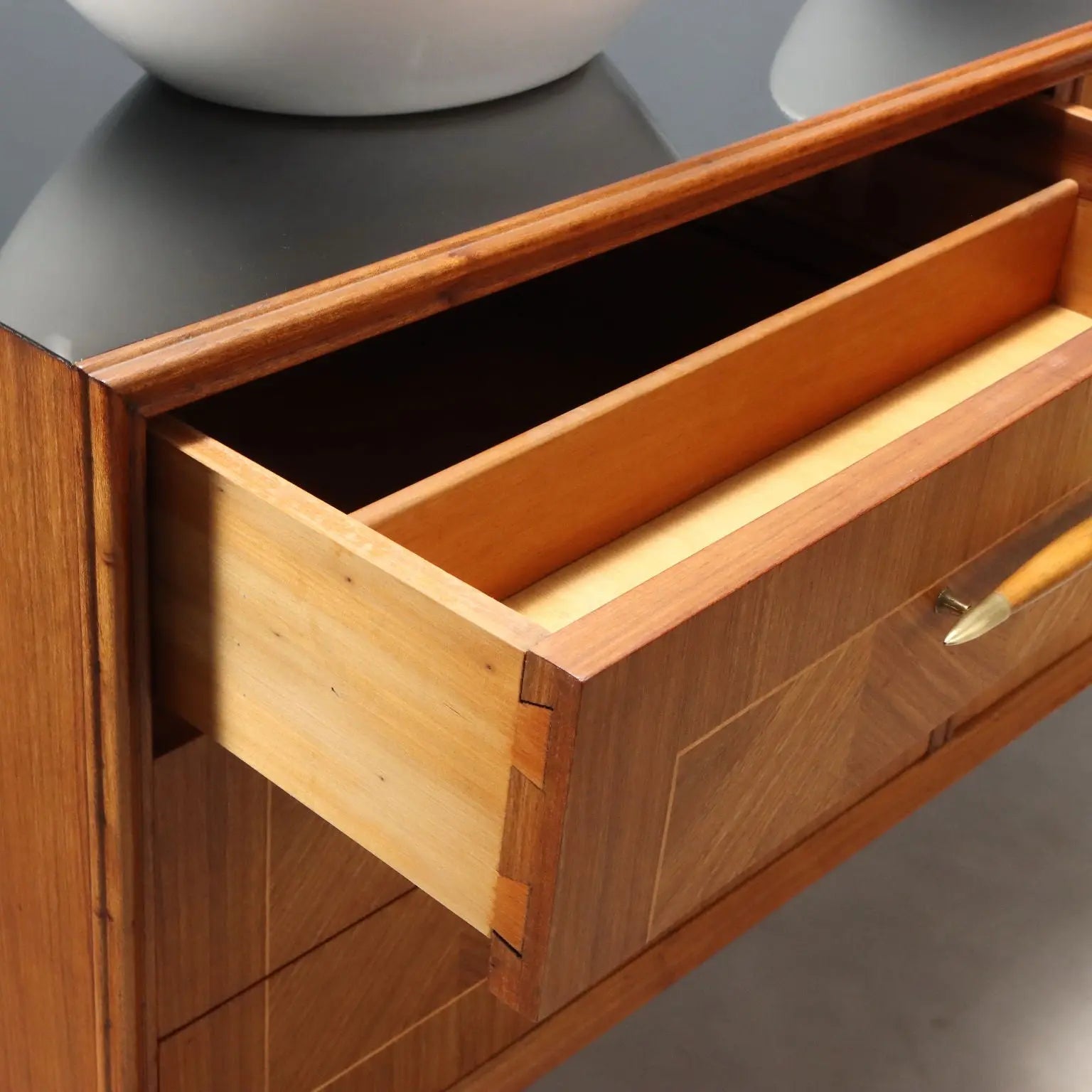 Vintage Chest of Drawers Mahogany Veneer with Sinks Design 1960s | Modernism | Furnitures