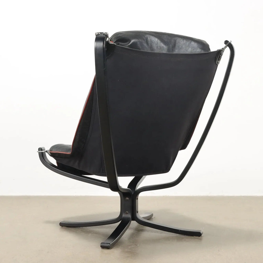 Poltrona Frau Viking Armchair Vintage Leather Italy 1980s - Poltrona Frau Manufacture | Modernism | Armchairs