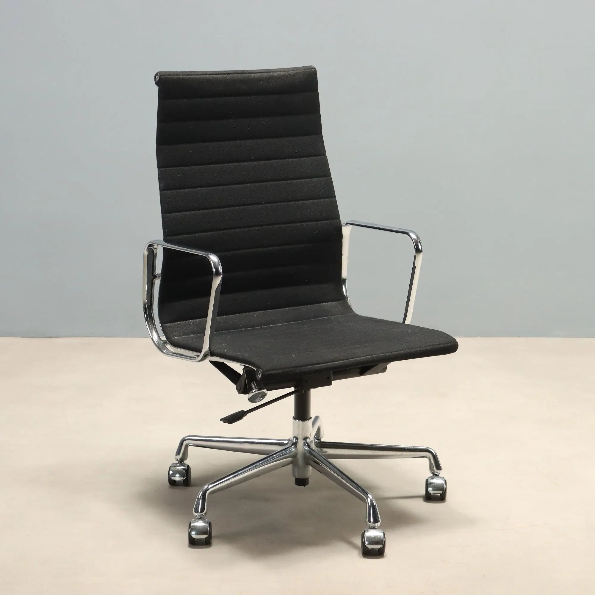 Vitra EA 119 Armchair Vintage Design Eames 2000s