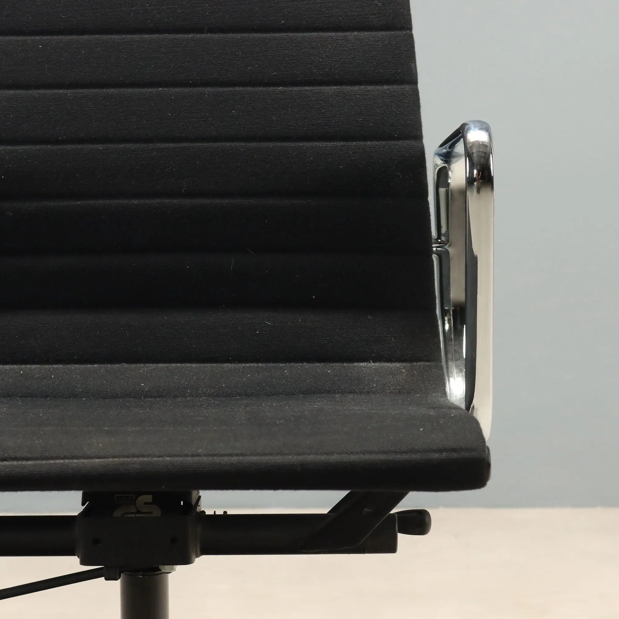 Vitra EA 119 Armchair Vintage Design Eames 2000s