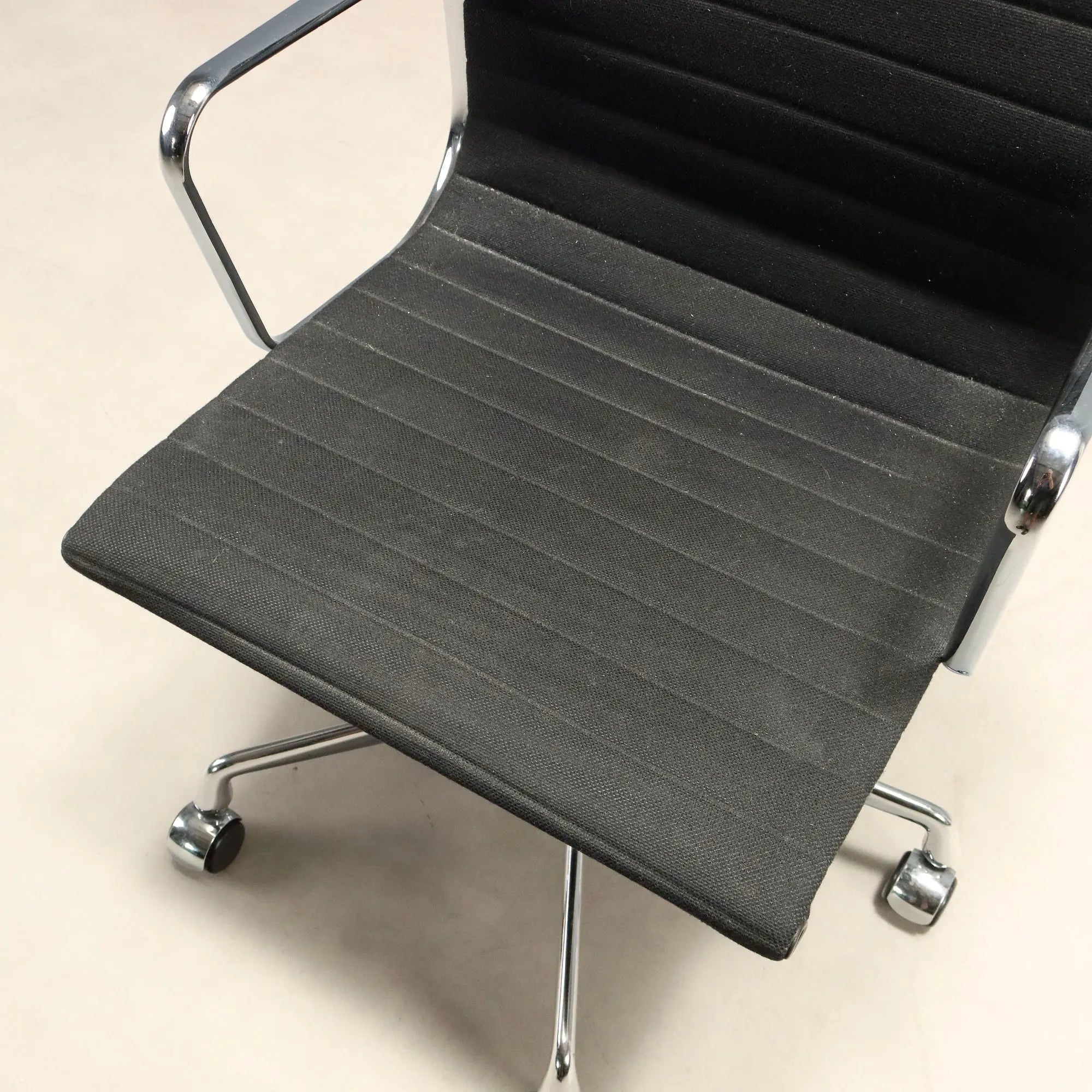 Vitra EA 119 Armchair Vintage Design Eames 2000s