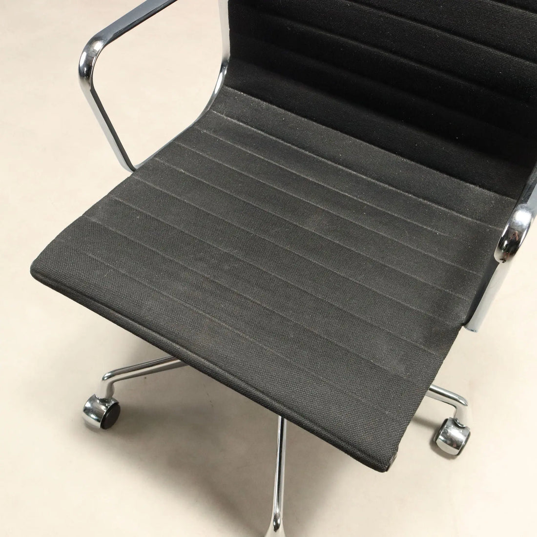 Vitra EA 119 Armchair Vintage Design Eames 2000s
