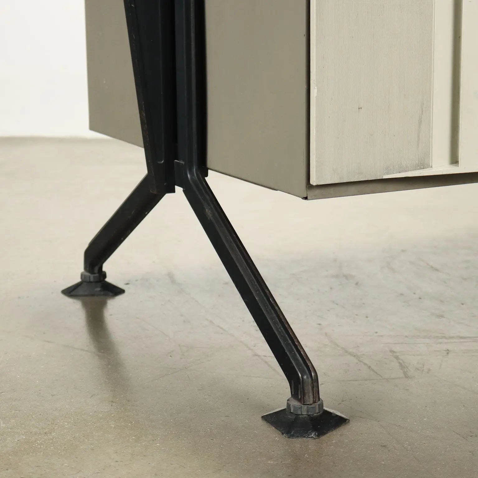 Olivetti Arco Writing Desk Design BBPR Vintage 1960s-1970s | Modernism | Tables