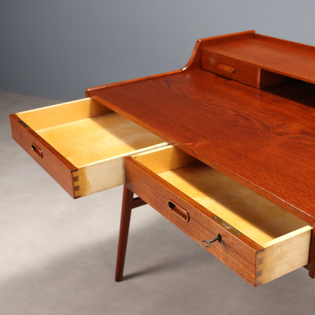  | Modernism  Tables