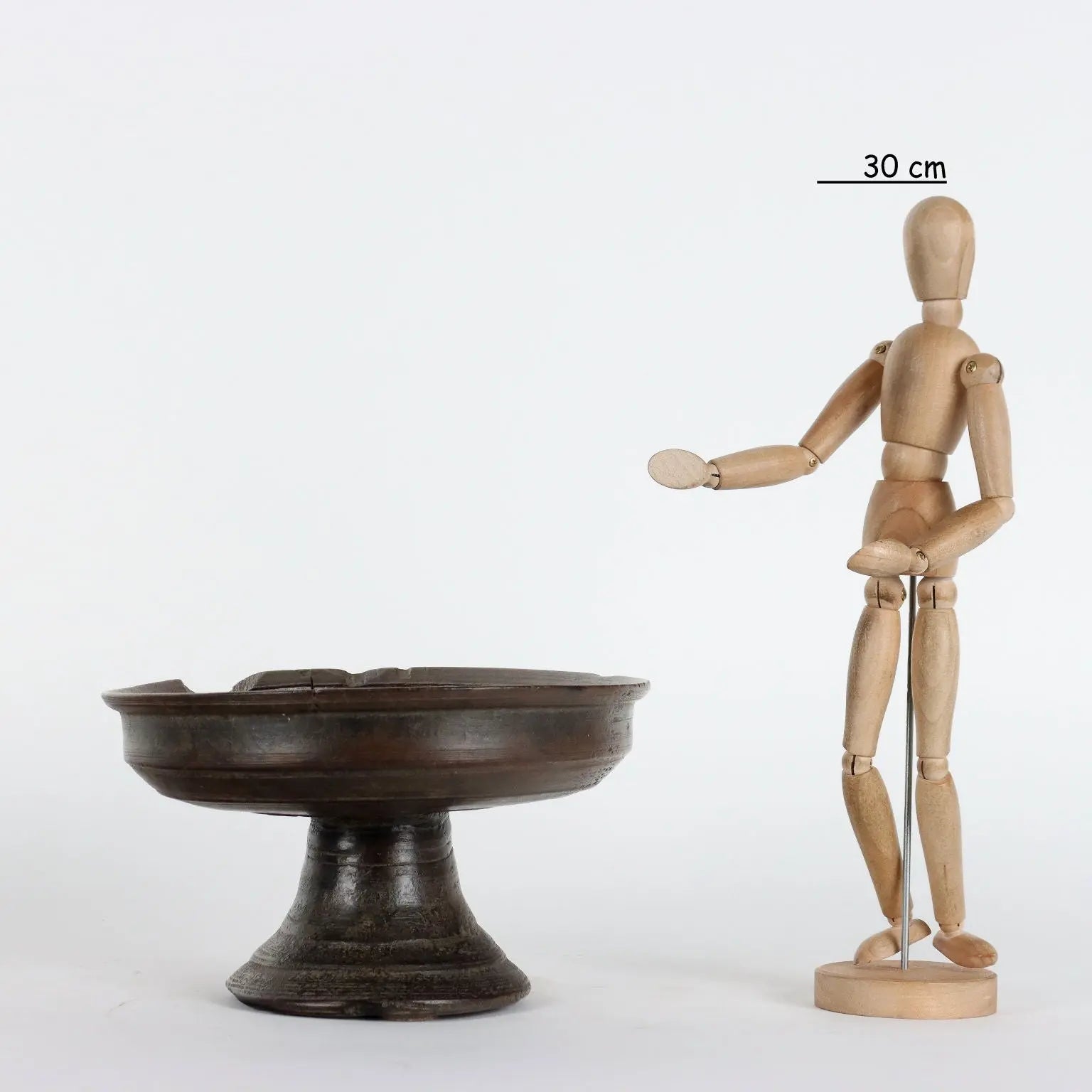 Ancient Fruit Stand Round Shape Tuscan Man. '800 Walnut - Italy 16th century | Antiques | Fancy Goods