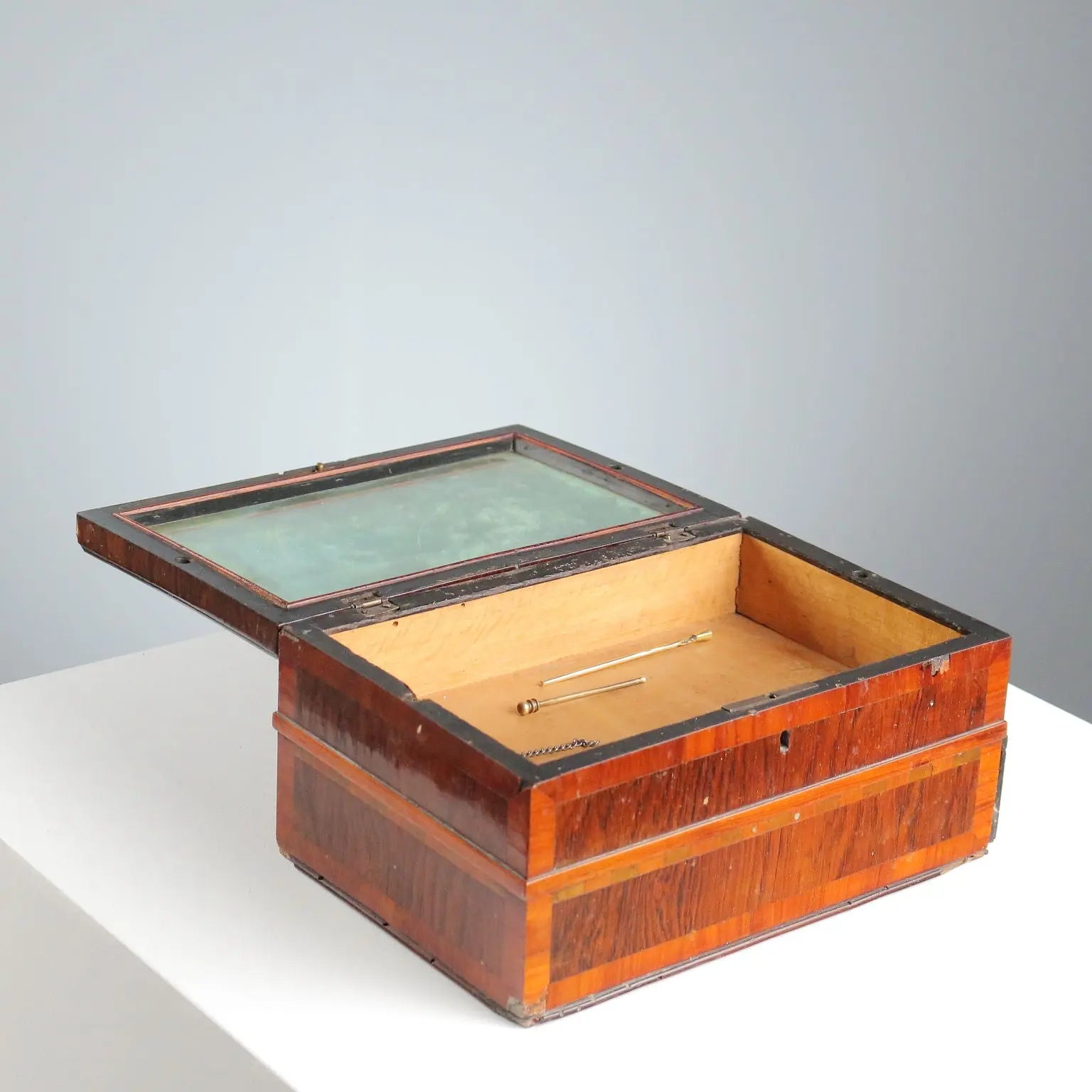 Vintage Travel Box Bois de Violette United Kingdom XIX Century