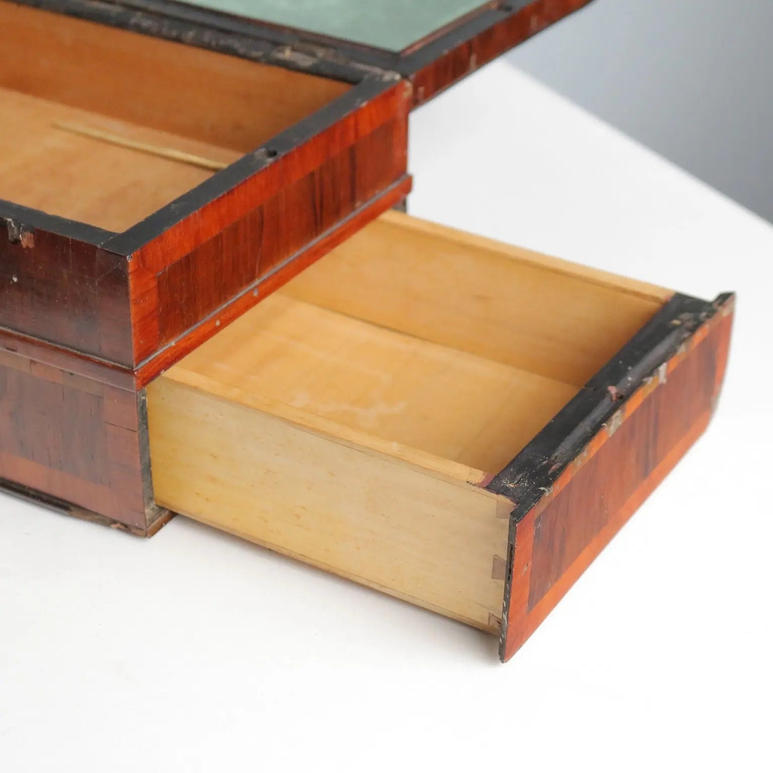 Vintage Travel Box Bois de Violette United Kingdom XIX Century