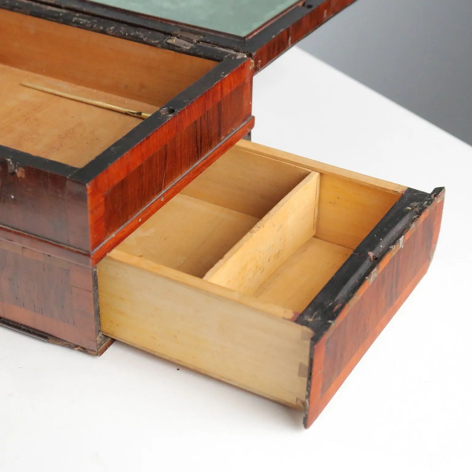 Vintage Travel Box Bois de Violette United Kingdom XIX Century